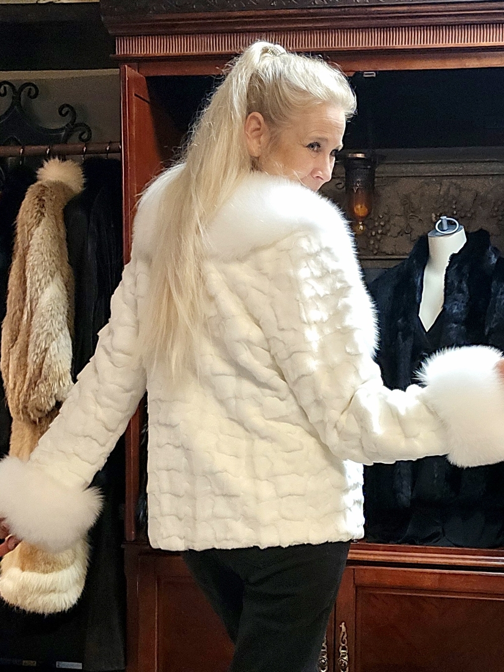 NWT Gorgeous White Mink Fur Coat with White Fox Trim sz M-L - Picture 4 of 17